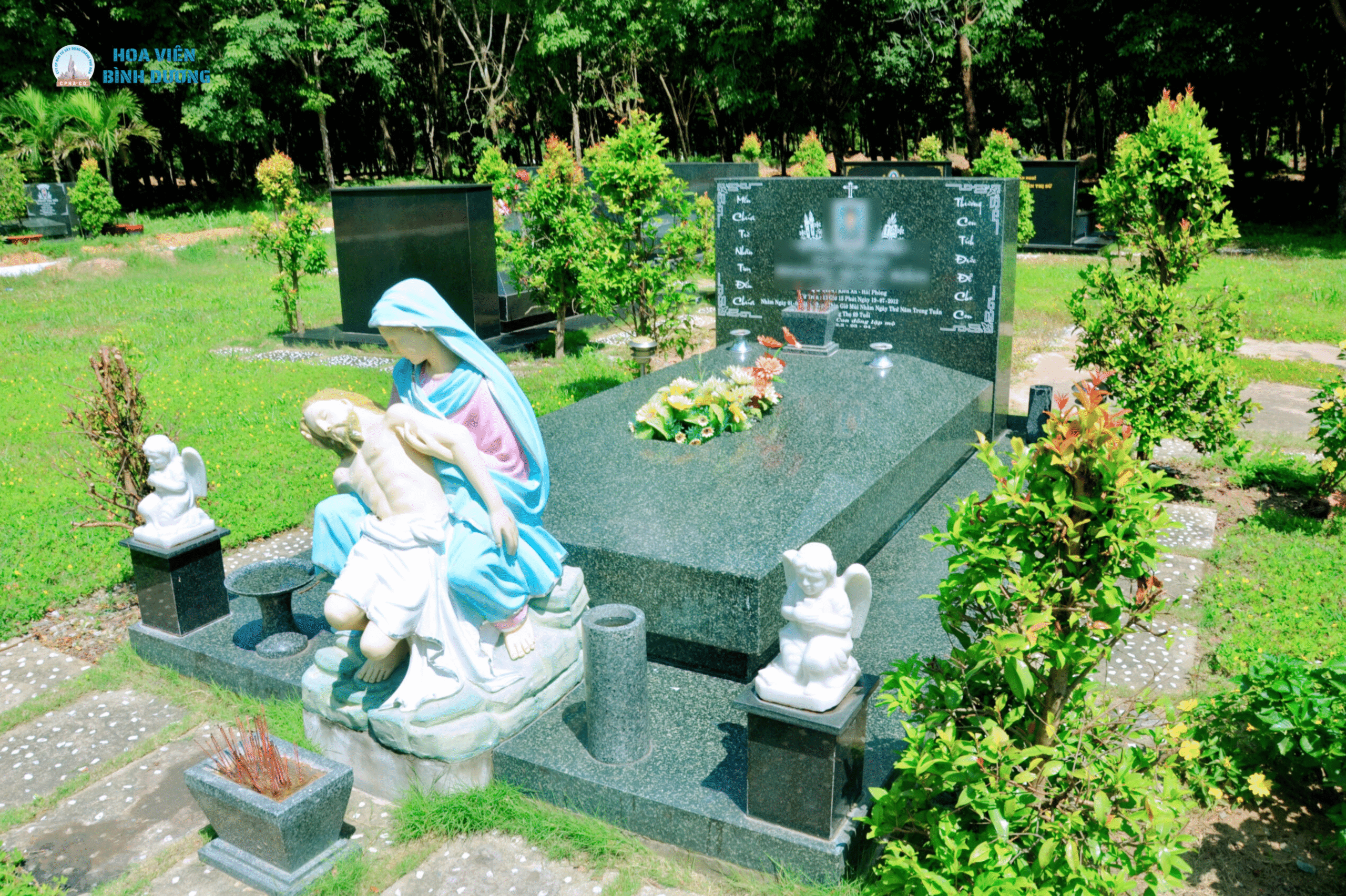 Mẫu mộ xây dựng theo Công Giáo