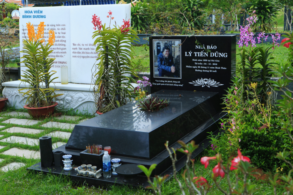 Mẫu mộ xây gạch ốp lát hoàn thiện tại Hoa Viên Bình Dương