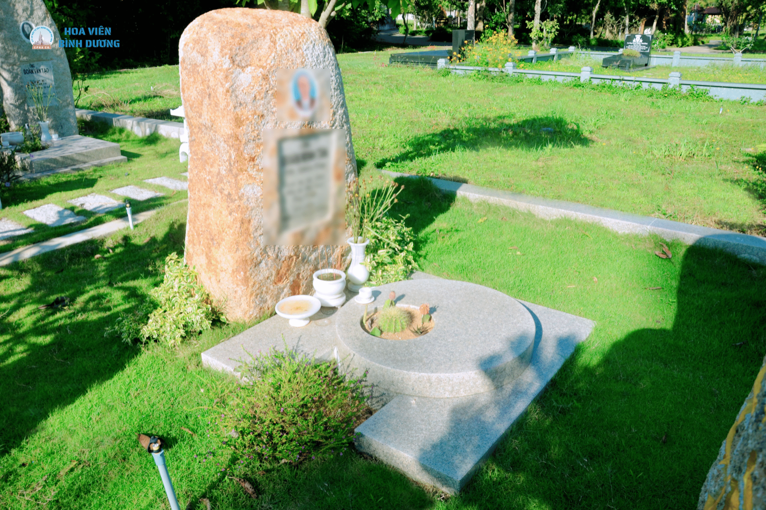 Mẫu mộ có bia đá
