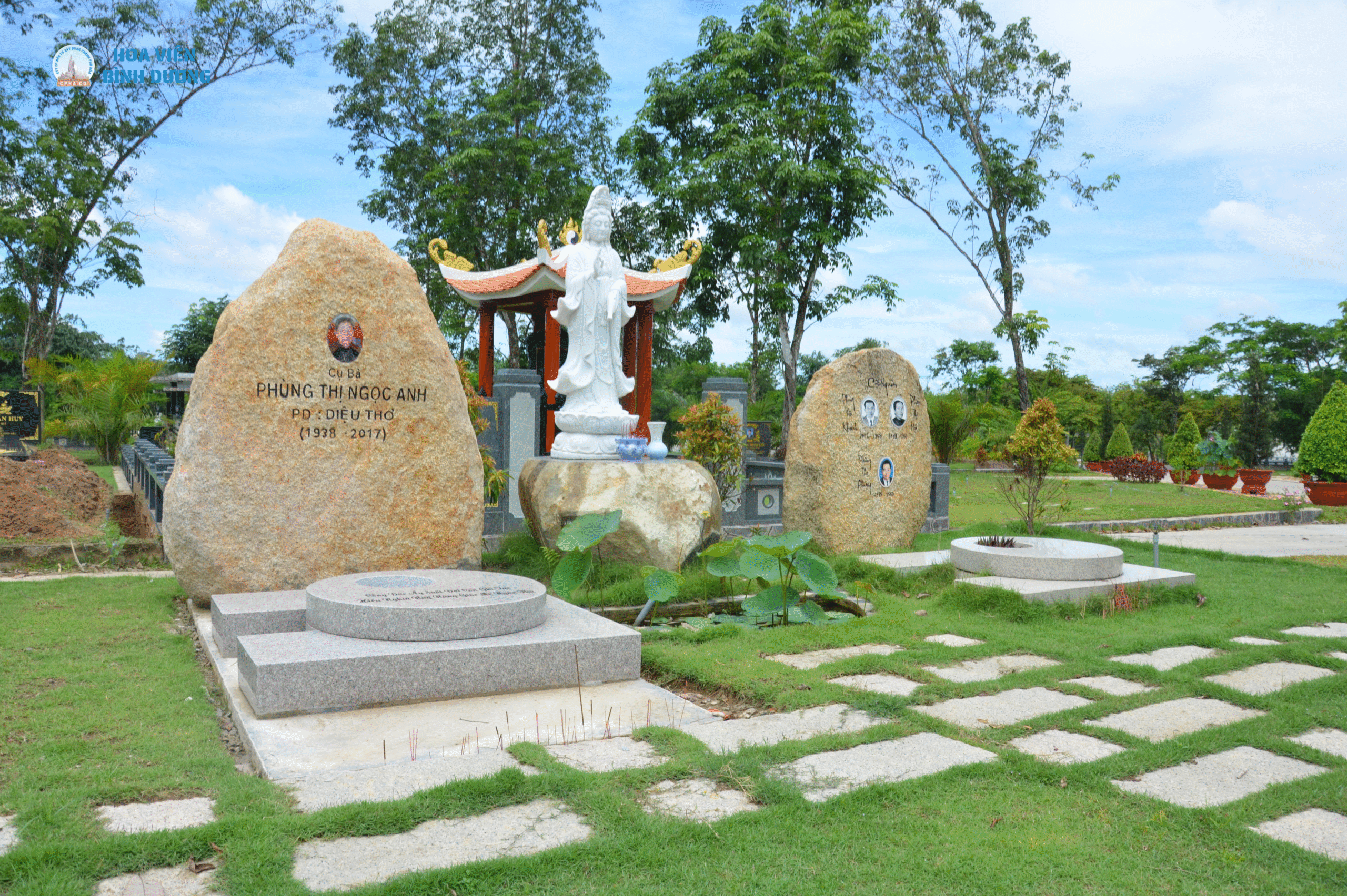 Mẫu mộ có bia đá 2