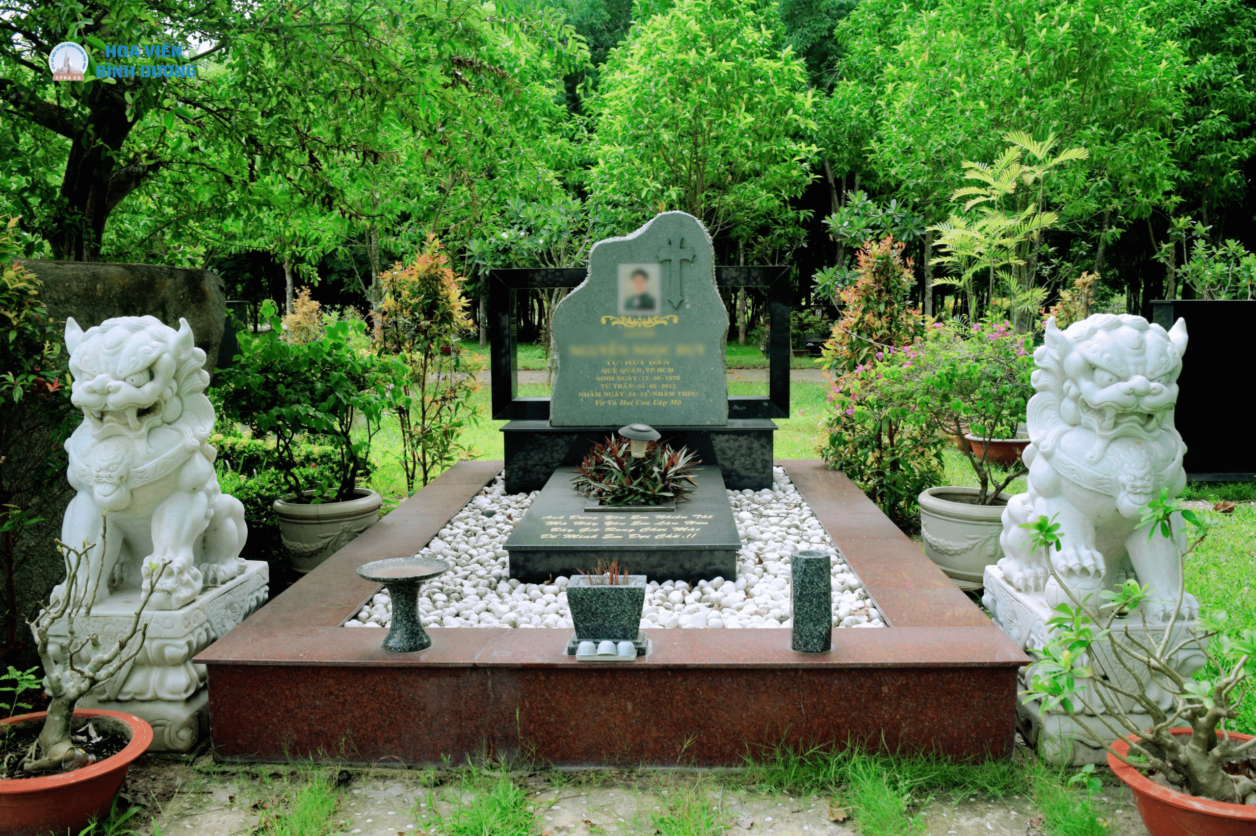 Mẫu mộ có bia đá 3