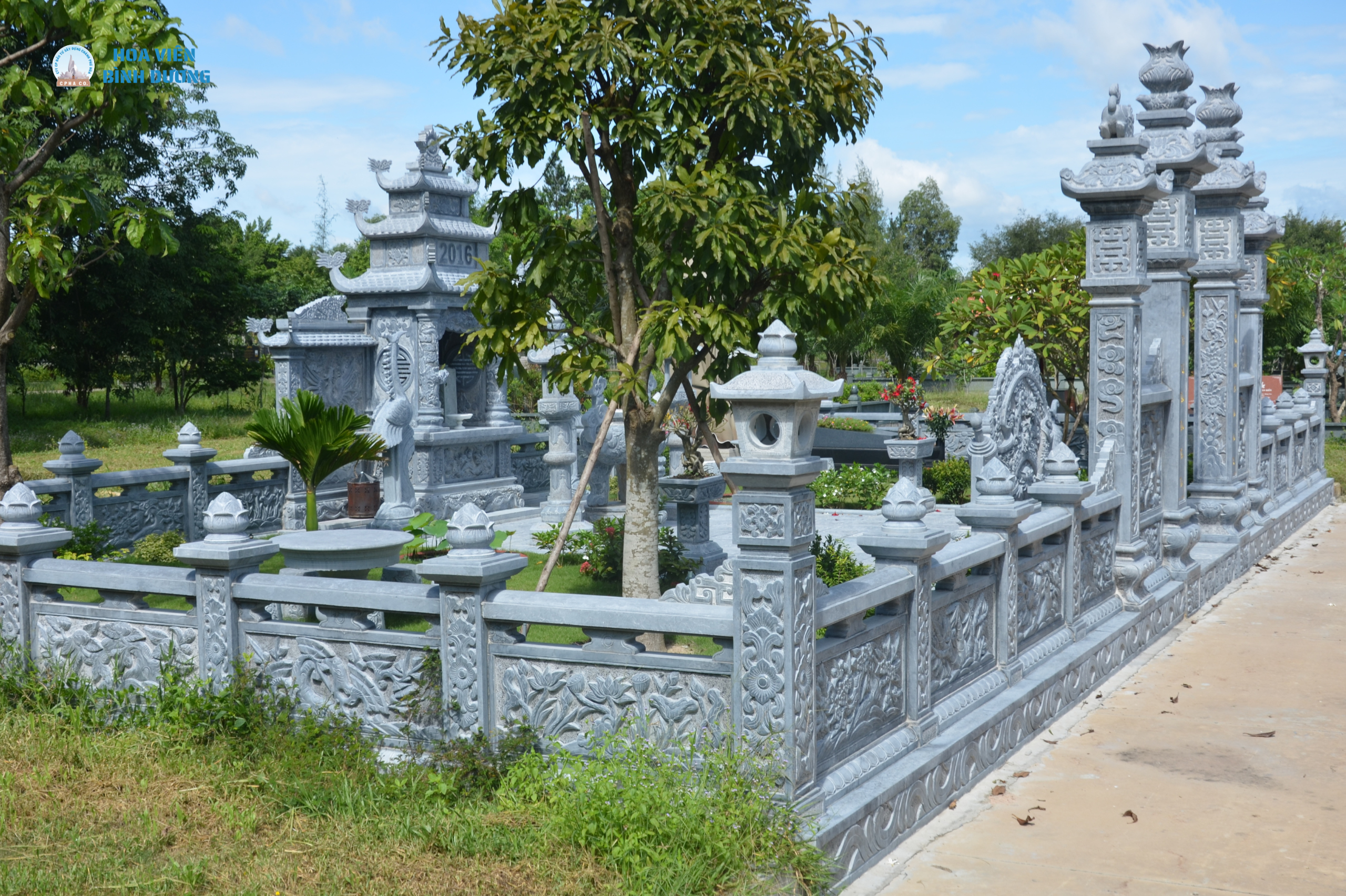 Mẫu mộ đá xây nguyên khối bền đẹp 2