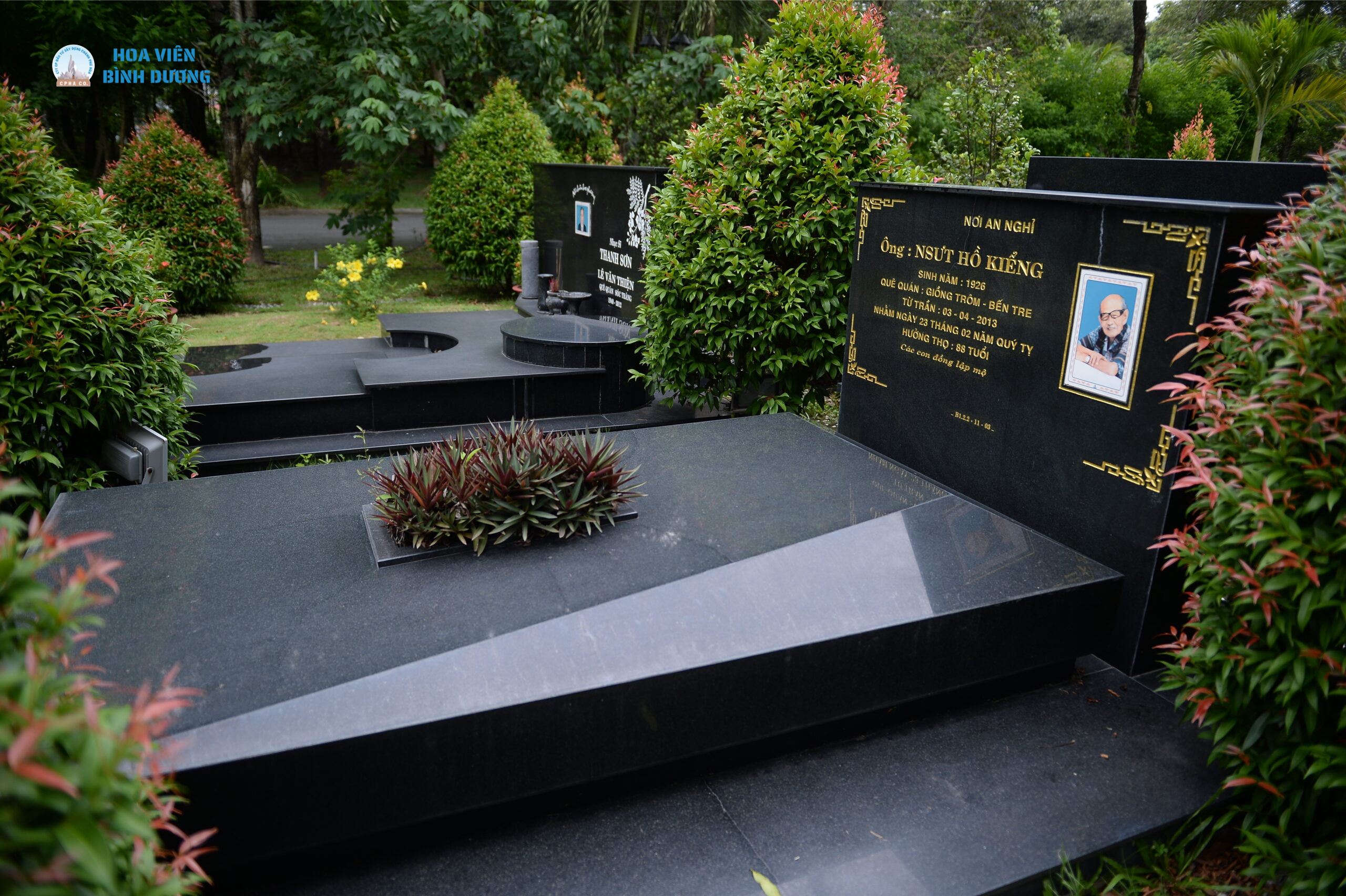 Mẫu mộ ốp đá granite đen 4